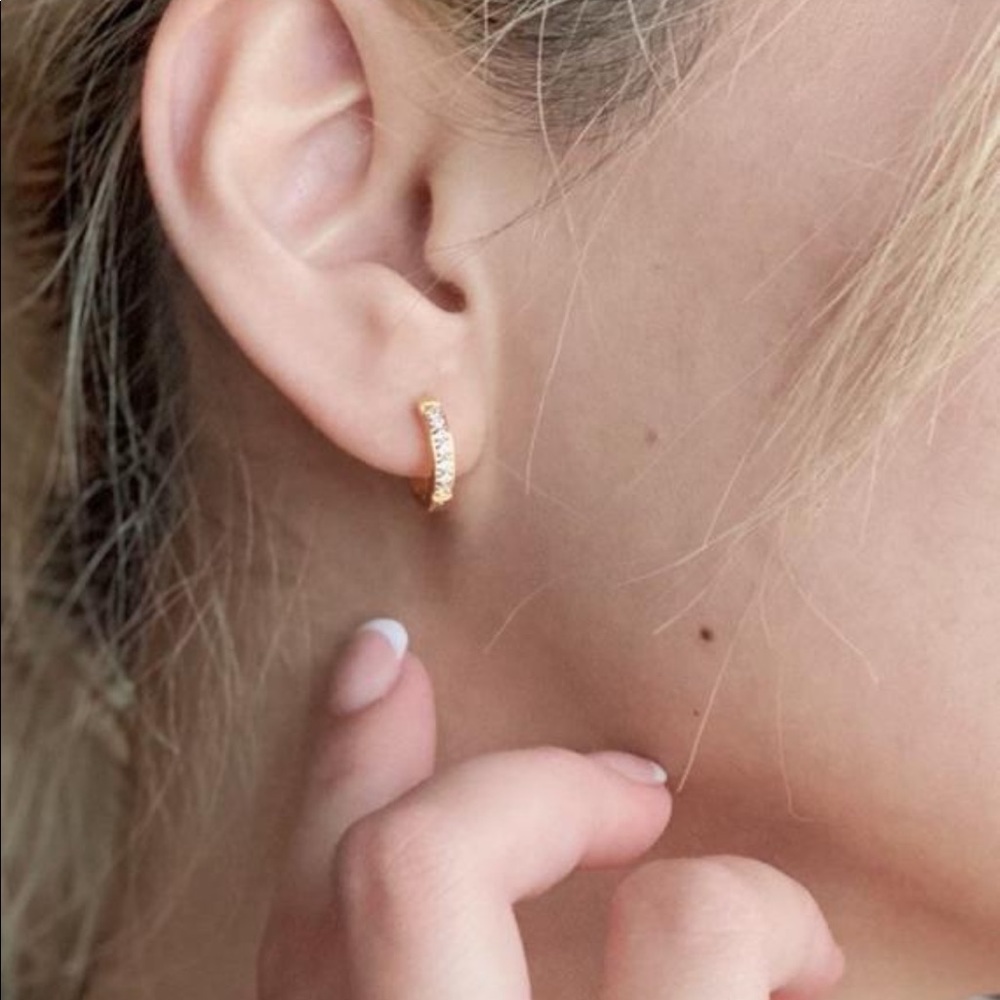 HUGGIE HOOP EARRINGS